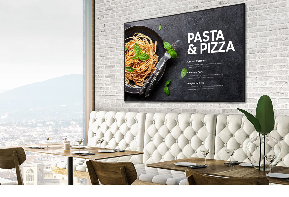 Απεικονίζεται η οθόνη εγκατεστημένη σε τοίχο καφετέριας με θέα.